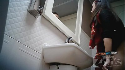Cảnh quay camera ẩn trong nhà vệ sinh nữ (1)