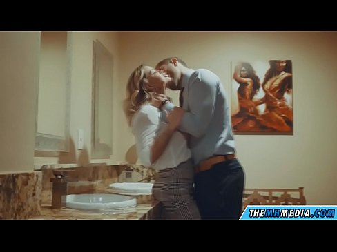 ❤️ Khi một cô gái tóc vàng busty quyến rũ bạn trong một nhà vệ sinh công cộng ️❌ Siêu khiêu dâm ở% vi.pornjimbo.ru% ❤